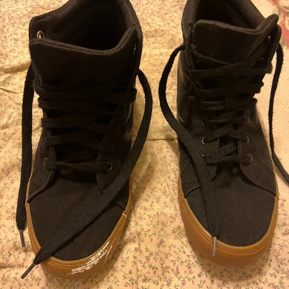 Shoes size 8.5